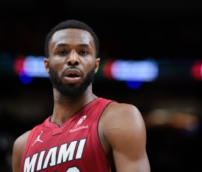 半岛体育官方入口-彻底迷失！维金斯6中2仅得到5分1板2助1帽 三分4中1