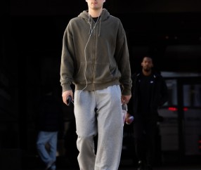 半岛体育官方入口-造访丹佛高原！火箭众将穿搭：申京毛衣工装裤很时尚 KD仍一身黑