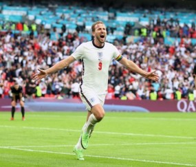 体育娱乐-你们刚刚嘲笑凯恩“国足范儿”，他马上改写了历史！